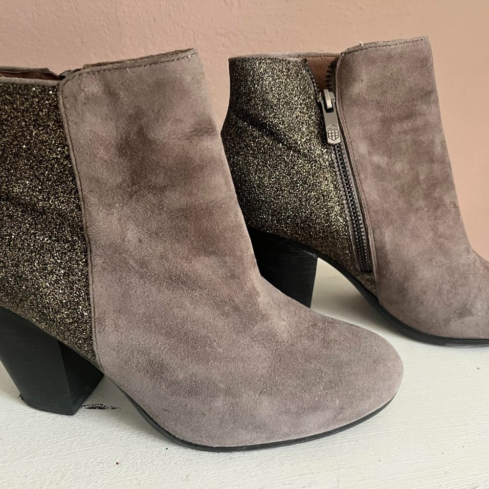 Vince Camuto Size 8 Hariza Suede Booties